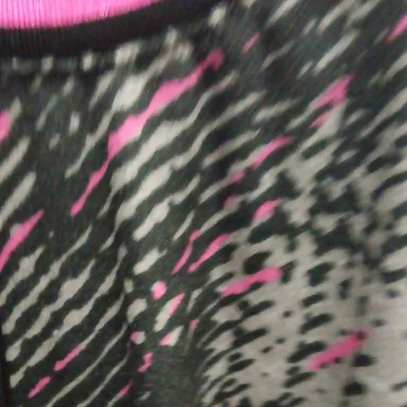 Simply Vera Vera Wang Black and Pink Patterned Top - Picture 4 of 4